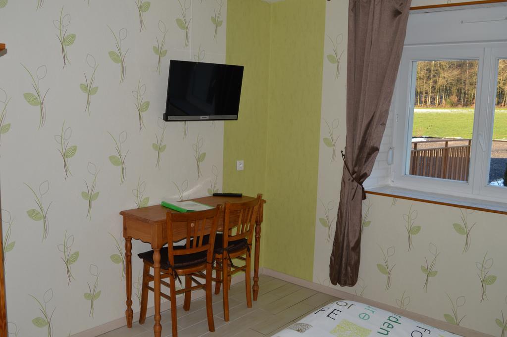 Chambres Et Table D'Hotes La Trottelee Bellefontaine  Room photo